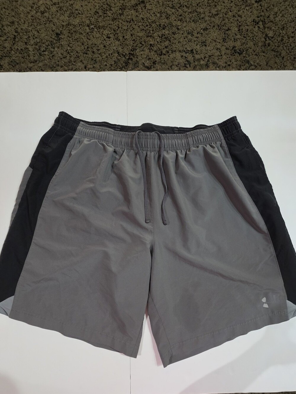 Under Armour Mens XL Shorts HeatGear Gray Black Fitted Athletic Running READ